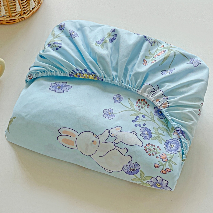 91家纺网 家纺一手货源 找家纺 极梦家纺 2025新款磨毛植物羊绒印花单床笠三件套学生宿舍 蓝白兔床笠款