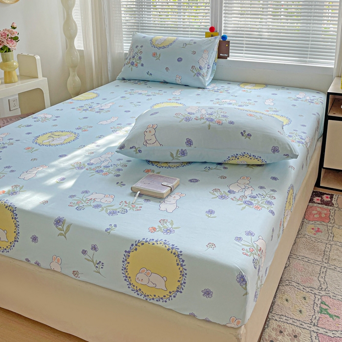 91家纺网 家纺一手货源 找家纺 极梦家纺 2025新款磨毛植物羊绒印花单床笠三件套学生宿舍 蓝白兔床笠款