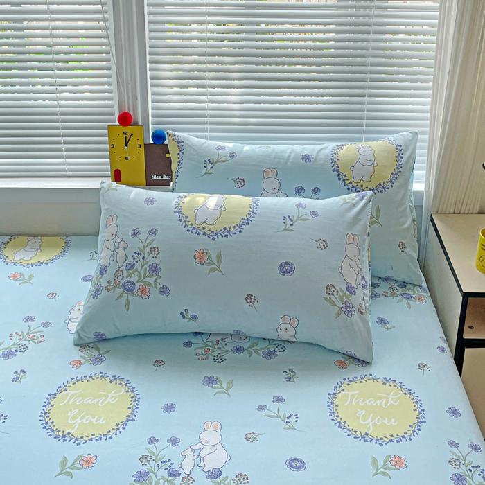 91家纺网 家纺一手货源 找家纺 极梦家纺 2025新款磨毛植物羊绒印花单床笠三件套学生宿舍 蓝白兔床笠款