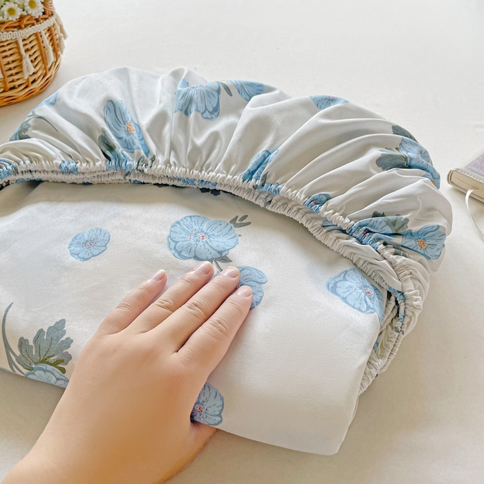 91家纺网 家纺一手货源 找家纺 极梦家纺 2025新款磨毛植物羊绒印花单床笠三件套学生宿舍 蓝樱花语床笠款