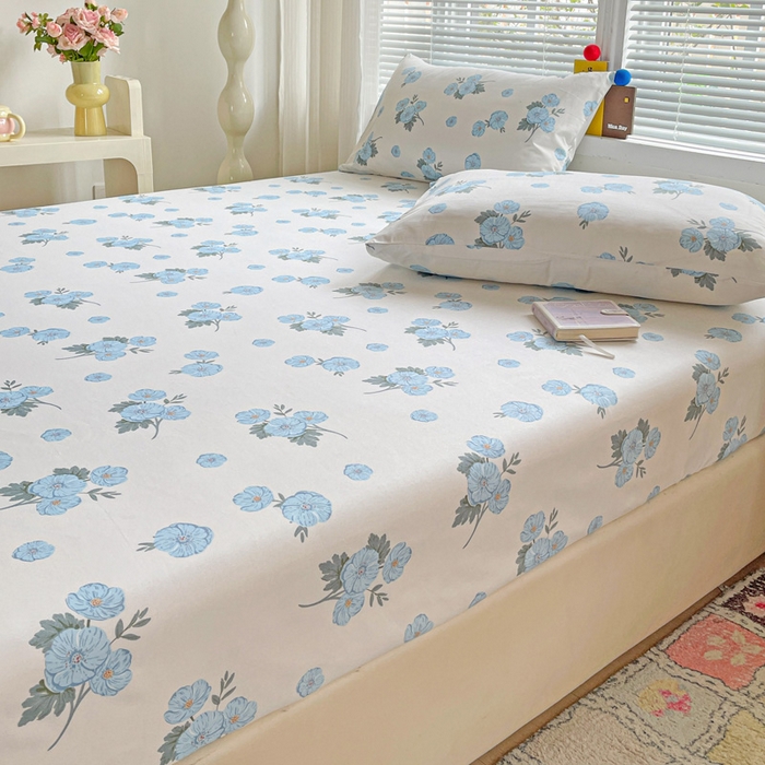 91家纺网 家纺一手货源 找家纺 极梦家纺 2025新款磨毛植物羊绒印花单床笠三件套学生宿舍 蓝樱花语床笠款