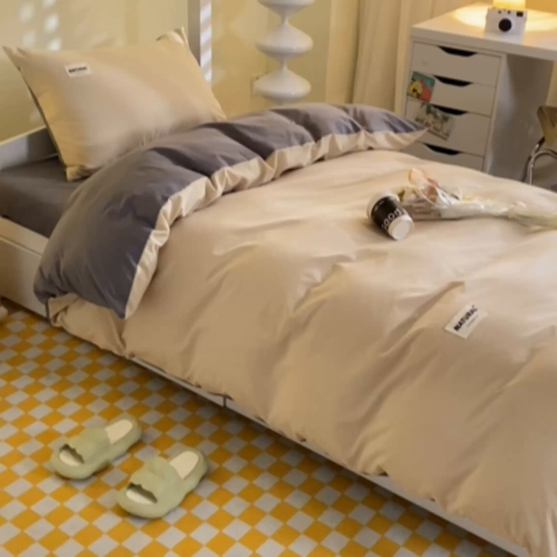 91家纺网 家纺一手货源 找家纺 佳汐蓝家纺 2025新款A类全棉水洗棉学生三件套 贴标-奶茶+中灰