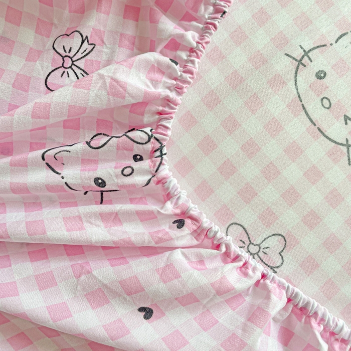 91家纺网 家纺一手货源 找家纺 极梦家纺 2025新款磨毛植物羊绒印花单床笠三件套学生宿舍 线条kt猫粉床笠款