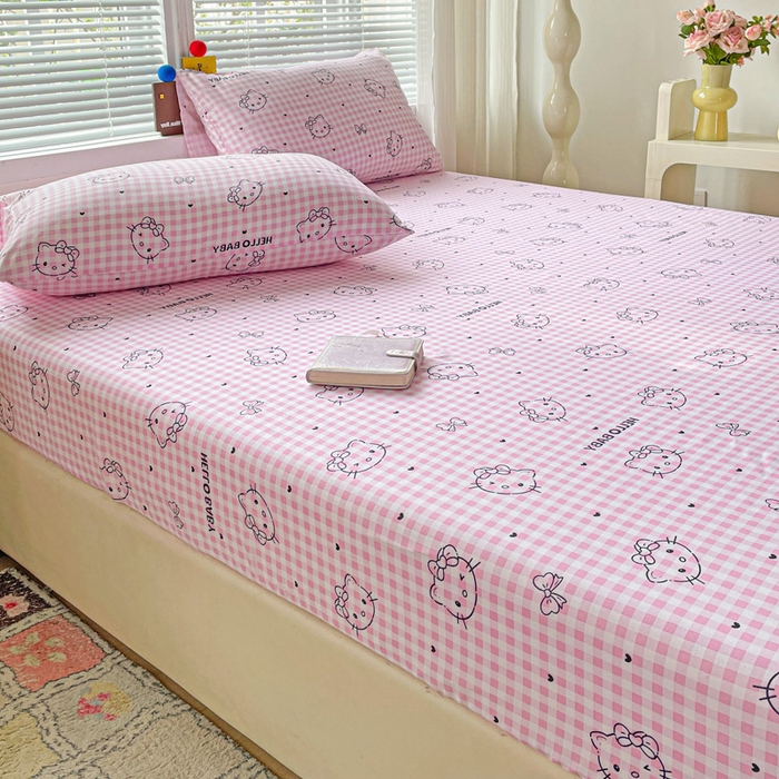 91家纺网 家纺一手货源 找家纺 极梦家纺 2025新款磨毛植物羊绒印花单床笠三件套学生宿舍 线条kt猫粉床笠款