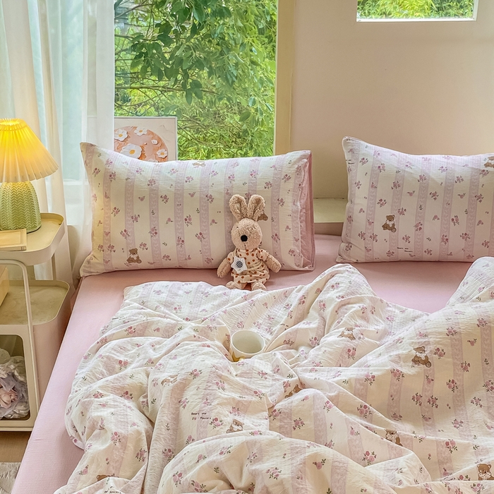 91家纺网 家纺一手货源 找家纺 雅阁尔家纺 2025新款直播小红书ins风针织提花双层纱美式碎花简约风单品单被套 花园小熊