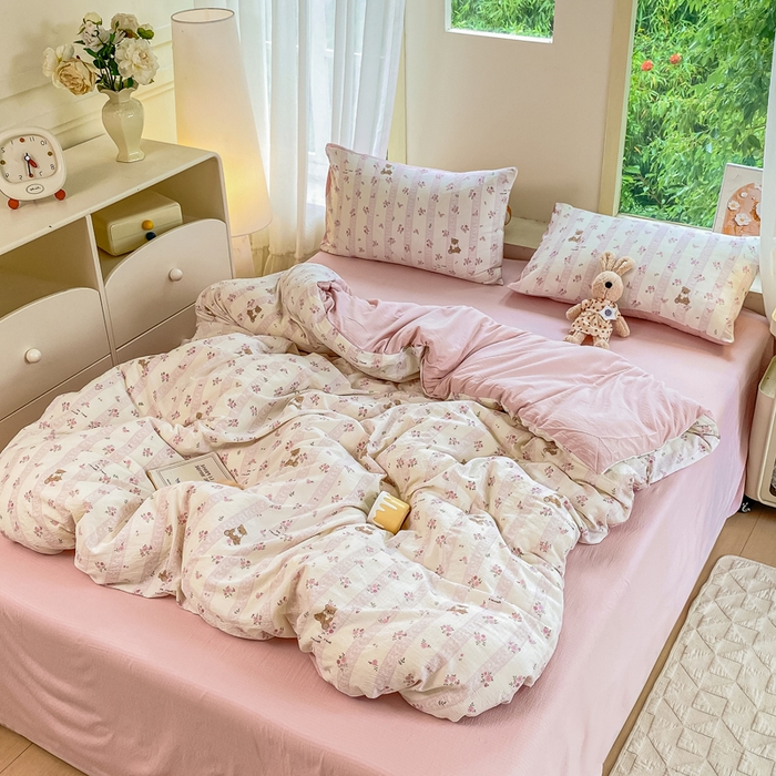 91家纺网 家纺一手货源 找家纺 雅阁尔家纺 2025新款直播小红书ins风针织提花双层纱美式碎花简约风单品单被套 花园小熊