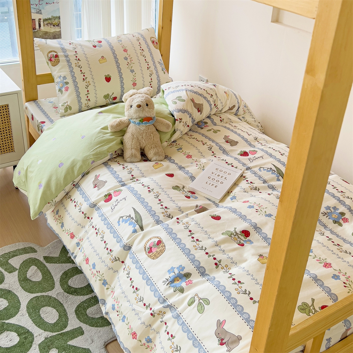 91家纺网 家纺一手货源 找家纺 名兮2025新款全棉纯棉13372学生床多件套 草莓兔兔