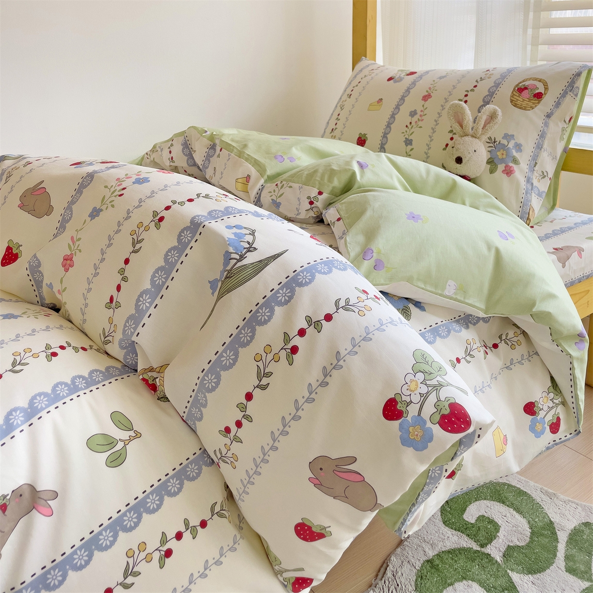 91家纺网 家纺一手货源 找家纺 名兮2025新款全棉纯棉13372学生床多件套 草莓兔兔