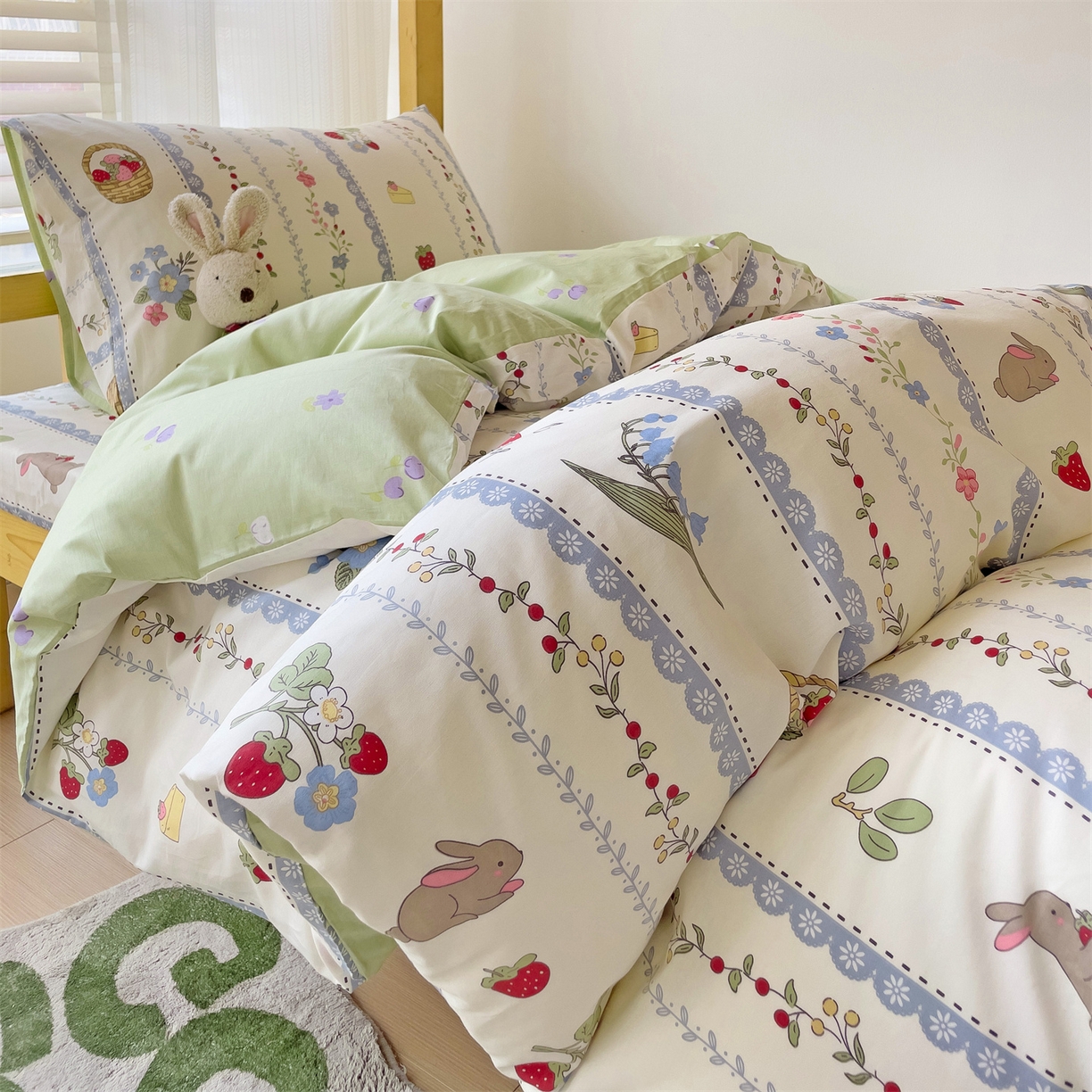 91家纺网 家纺一手货源 找家纺 名兮2025新款全棉纯棉13372学生床多件套 草莓兔兔