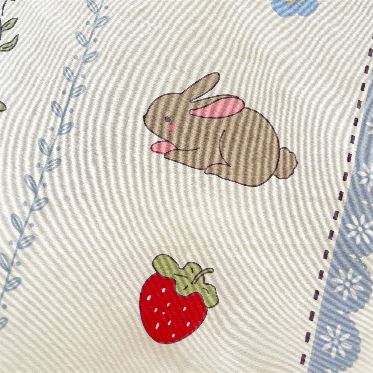 91家纺网 家纺一手货源 找家纺 名兮2025新款全棉纯棉13372学生床多件套 草莓兔兔