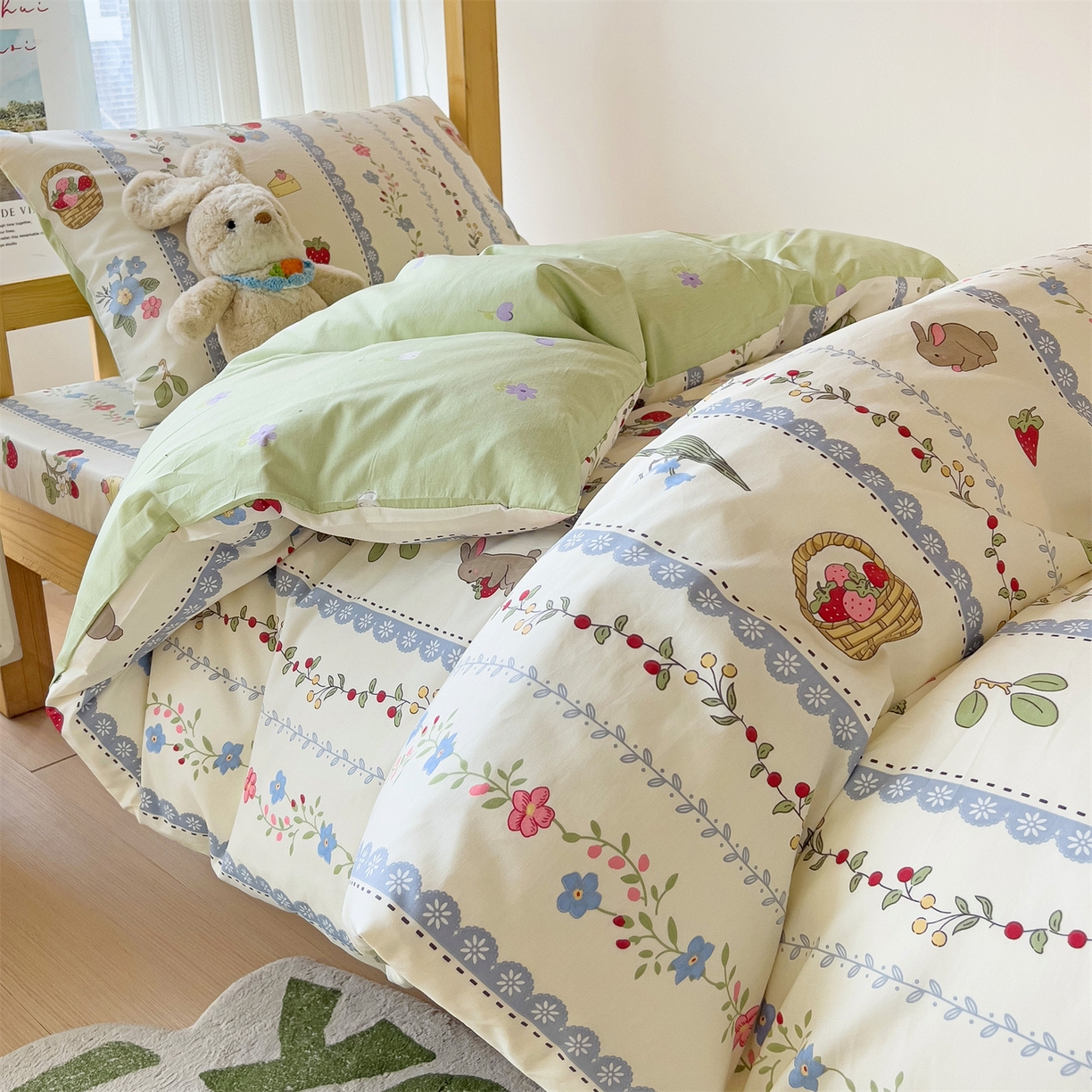 91家纺网 家纺一手货源 找家纺 名兮2025新款全棉纯棉13372学生床多件套 草莓兔兔