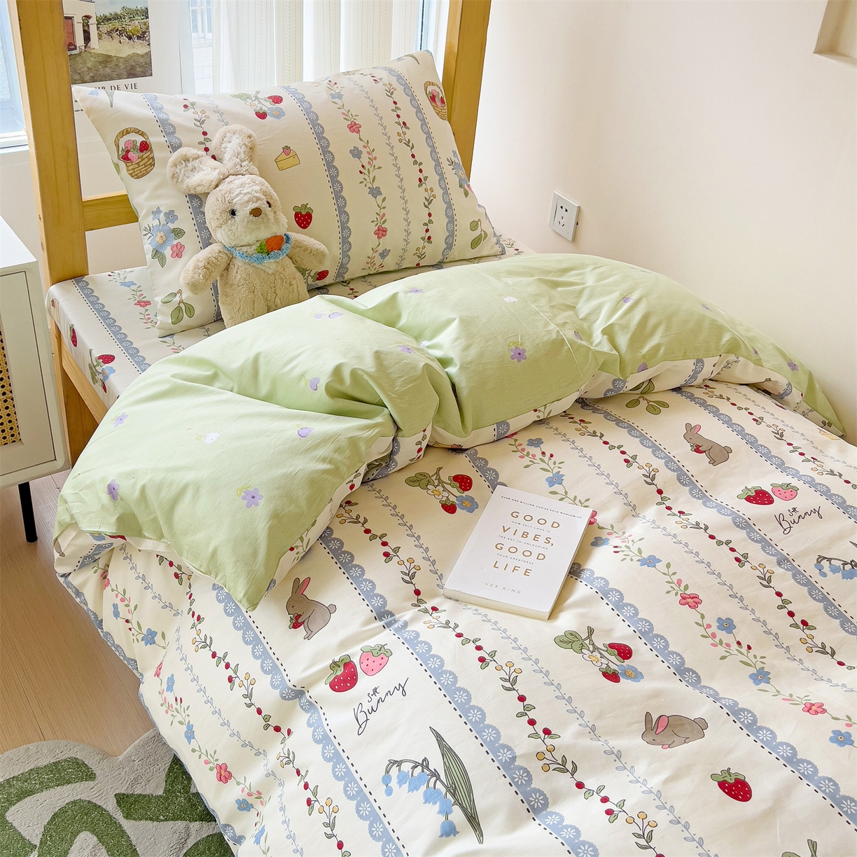 91家纺网 家纺一手货源 找家纺 名兮2025新款全棉纯棉13372学生床多件套 草莓兔兔