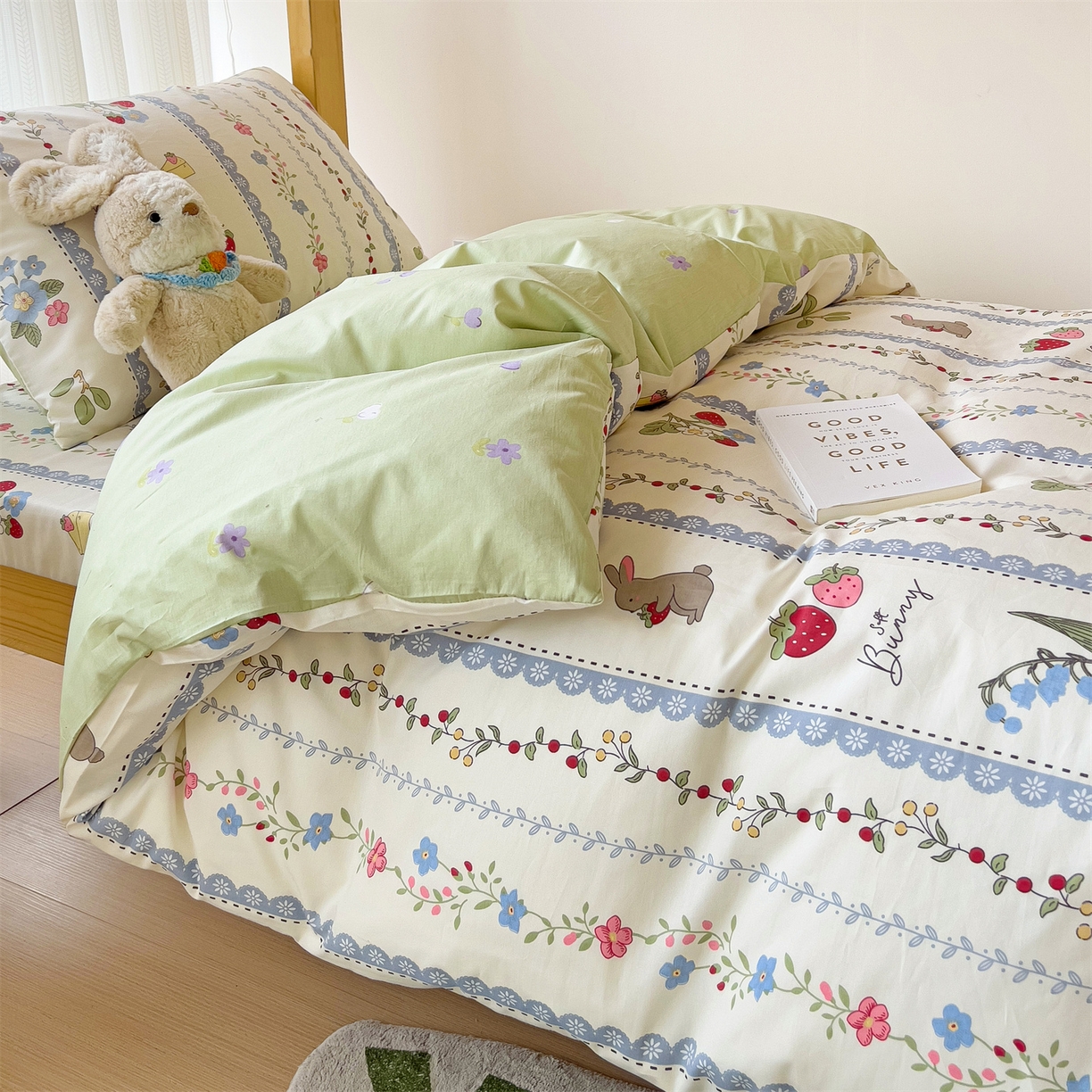 91家纺网 家纺一手货源 找家纺 名兮2025新款全棉纯棉13372学生床多件套 草莓兔兔