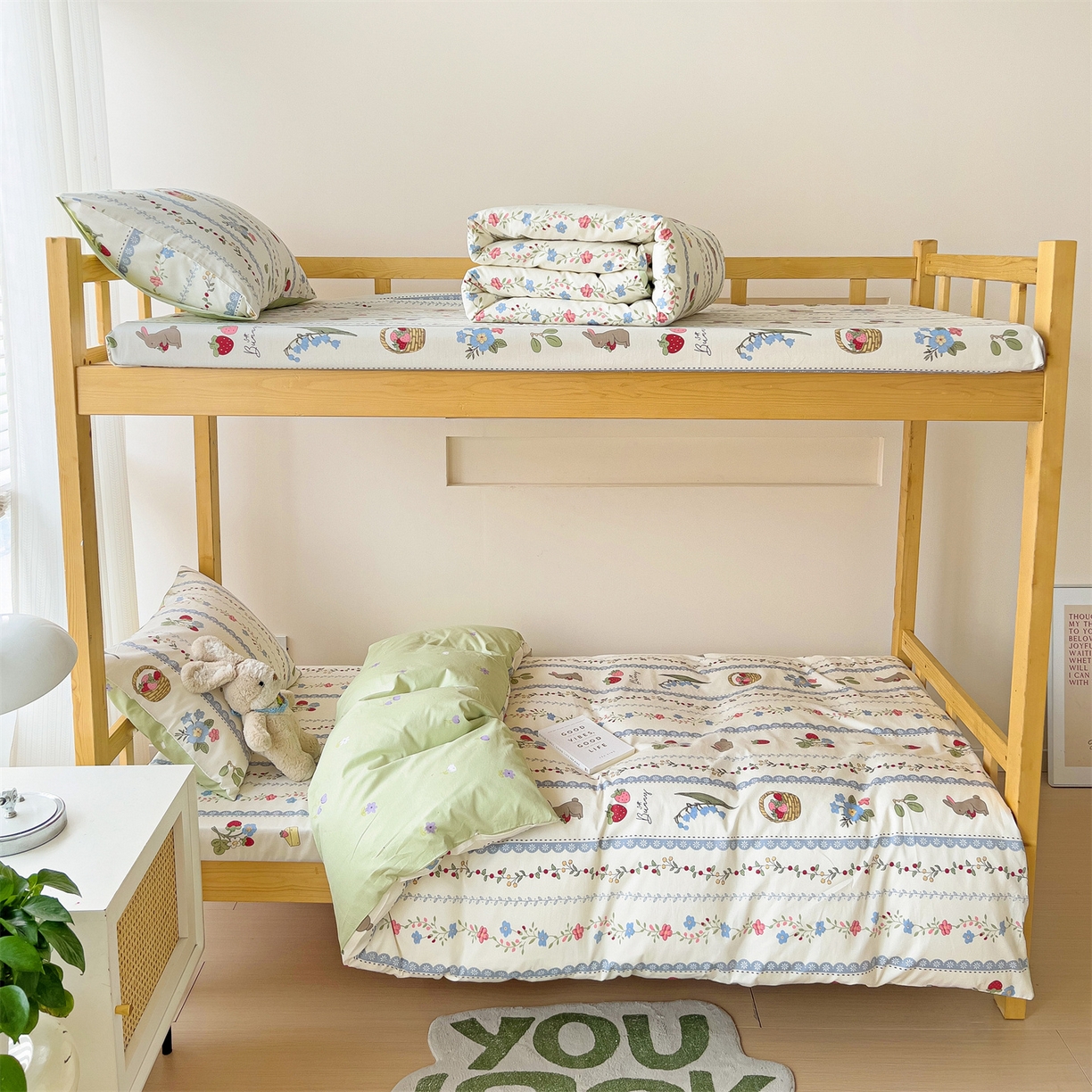 91家纺网 家纺一手货源 找家纺 名兮2025新款全棉纯棉13372学生床多件套 草莓兔兔