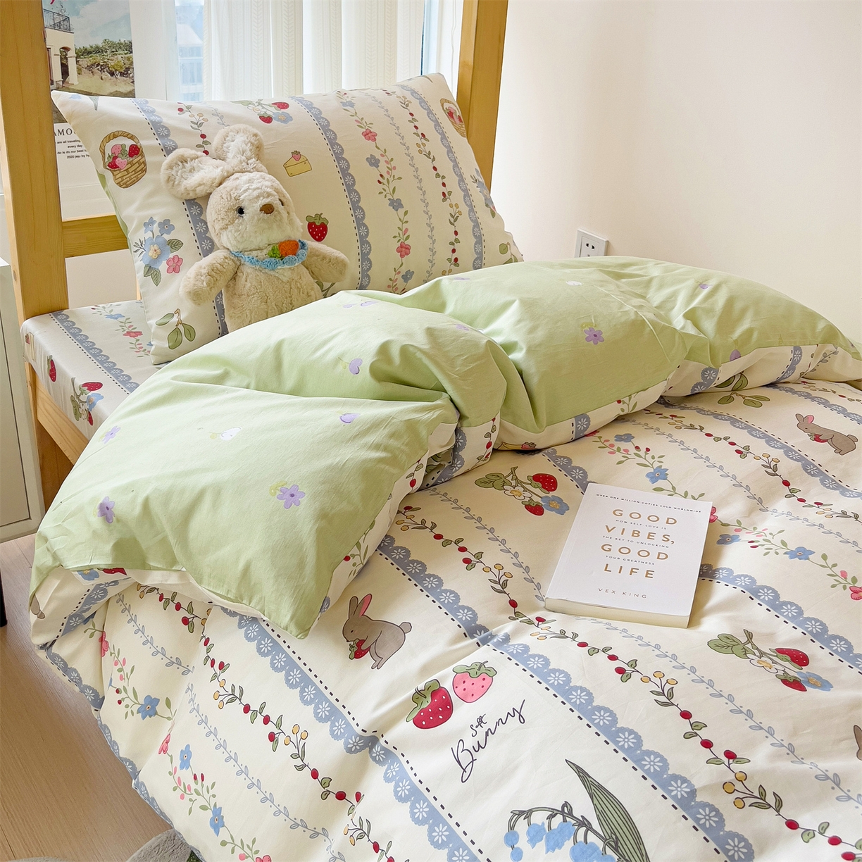 91家纺网 家纺一手货源 找家纺 名兮2025新款全棉纯棉13372学生床多件套 草莓兔兔