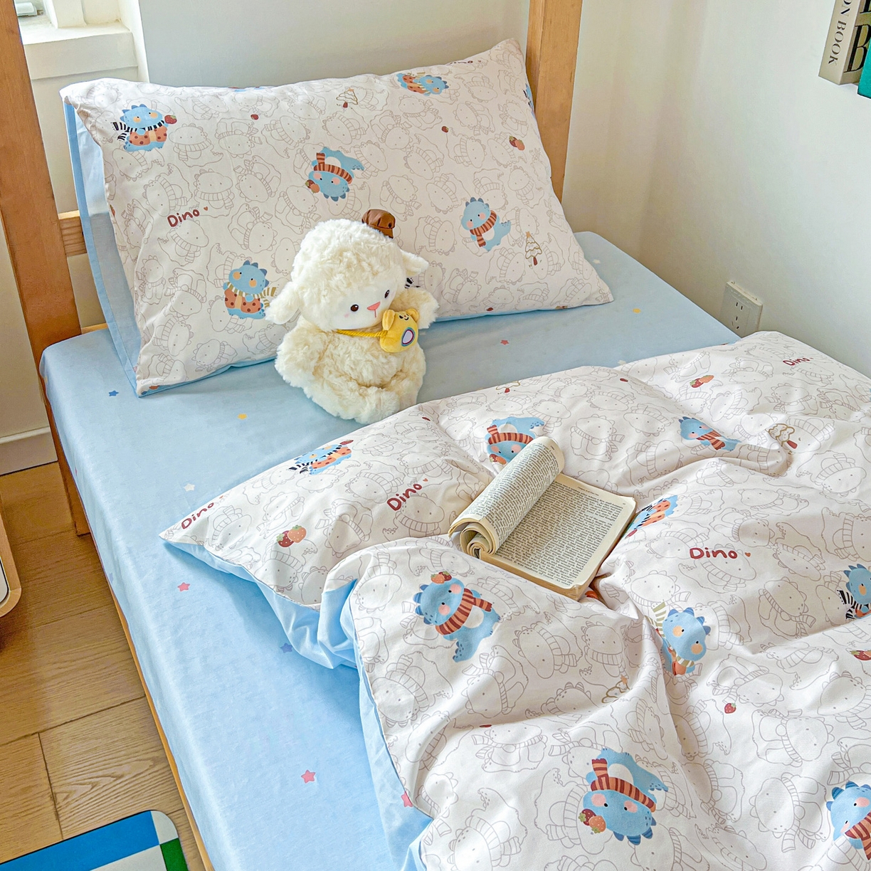 91家纺网 家纺一手货源 找家纺 名兮2025新款全棉纯棉13372学生床多件套 萌龙崽崽