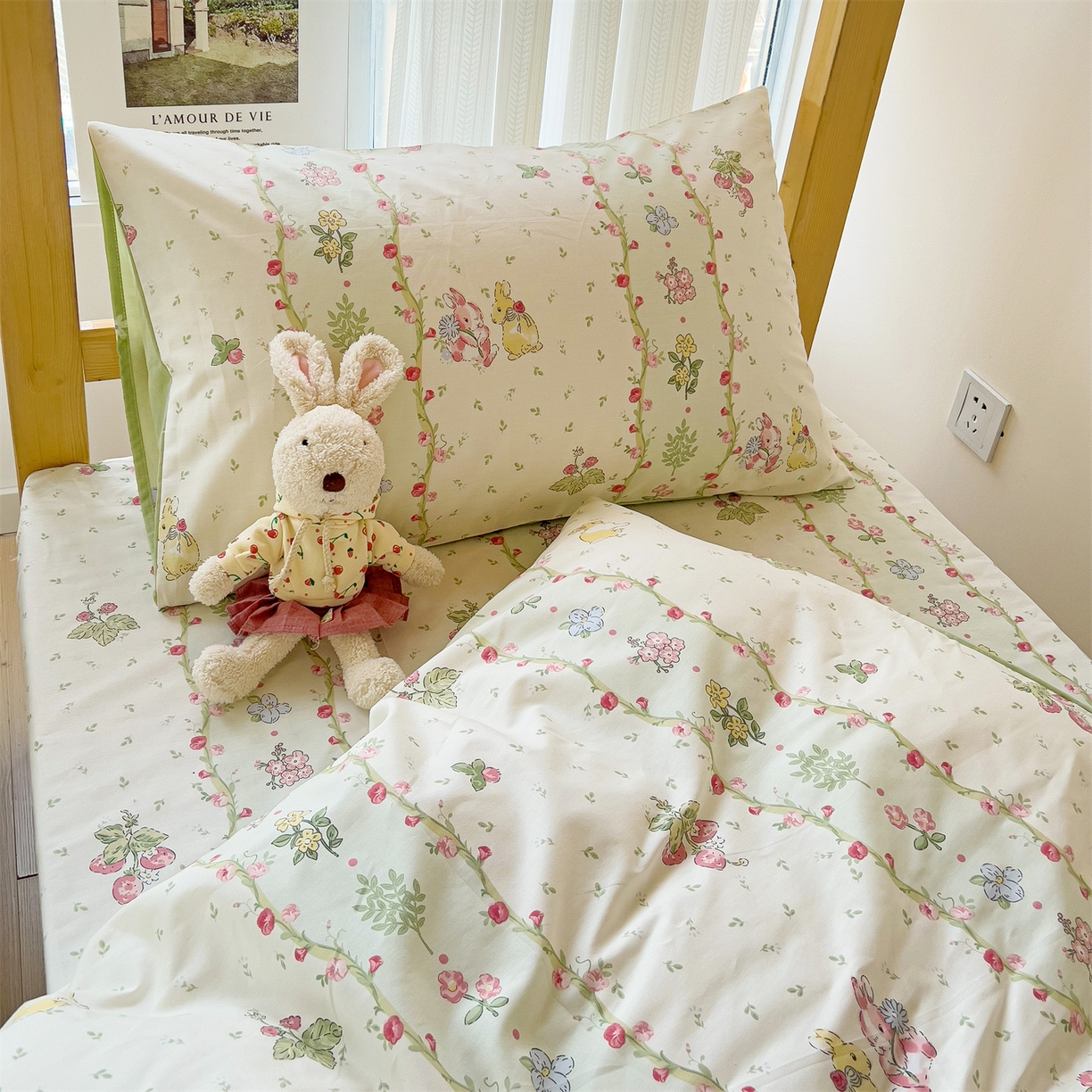 91家纺网 家纺一手货源 找家纺 名兮2025新款全棉纯棉13372学生床多件套 甜蜜兔兔