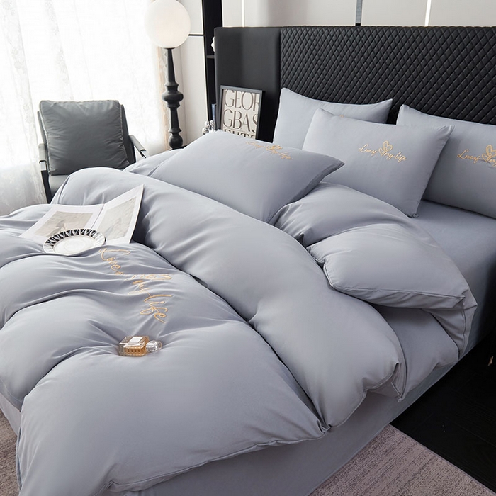 91家纺网 家纺一手货源 找家纺 鑫缘家纺 2025新款水洗磨毛纯色绣花四件套（110克） 星空灰