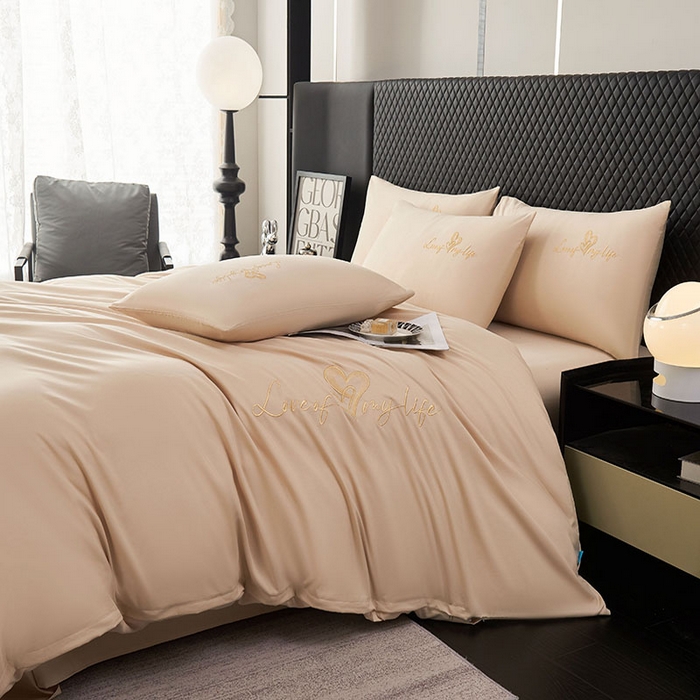 91家纺网 家纺一手货源 找家纺 鑫缘家纺 2025新款水洗磨毛纯色绣花四件套（110克） 香槟金