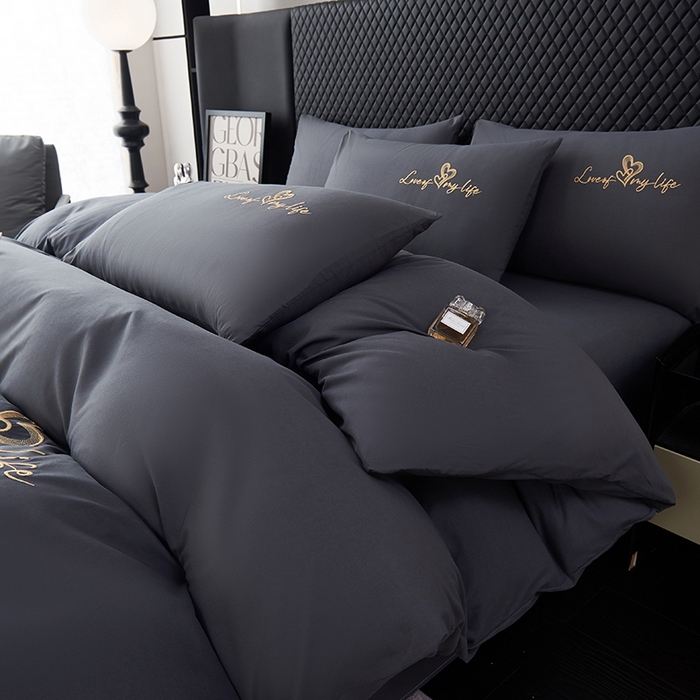 91家纺网 家纺一手货源 找家纺 鑫缘家纺 2025新款水洗磨毛纯色绣花四件套（110克） 石墨灰