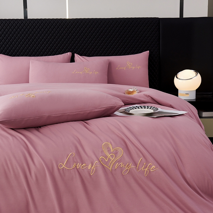 91家纺网 家纺一手货源 找家纺 鑫缘家纺 2025新款水洗磨毛纯色绣花四件套（110克） 浅豆沙