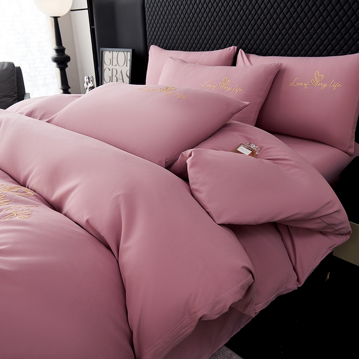 91家纺网 家纺一手货源 找家纺 鑫缘家纺 2025新款水洗磨毛纯色绣花四件套（110克） 浅豆沙