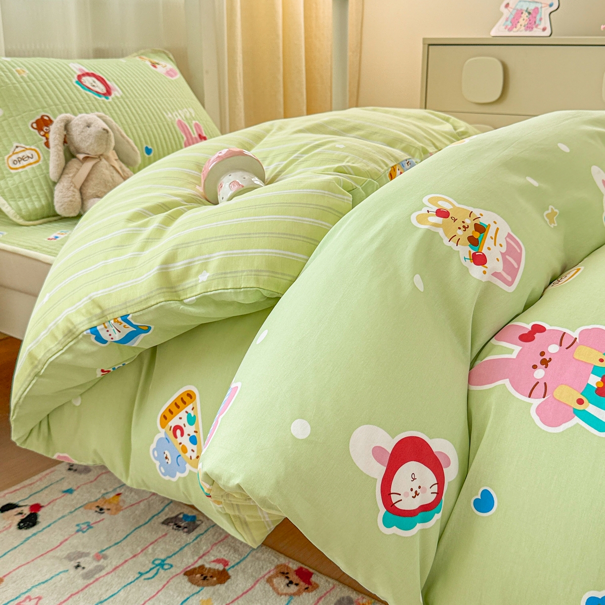 91家纺网 家纺一手货源 找家纺 沐辰 2025春夏新款A类全棉纯棉学生床床盖三件套 欢乐兔