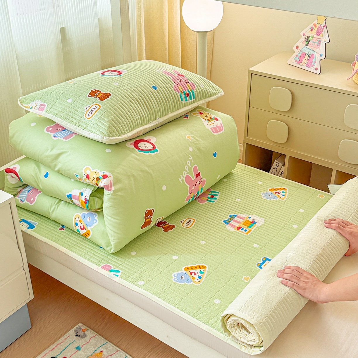 91家纺网 家纺一手货源 找家纺 沐辰 2025春夏新款A类全棉纯棉学生床床盖三件套 欢乐兔