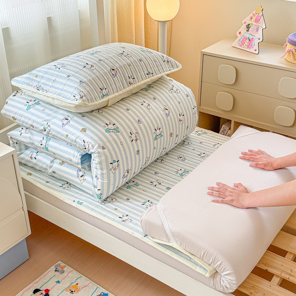 91家纺网 家纺一手货源 找家纺 沐辰 2025春夏新款A类全棉纯棉学生床床盖三件套 蓝白狗狗