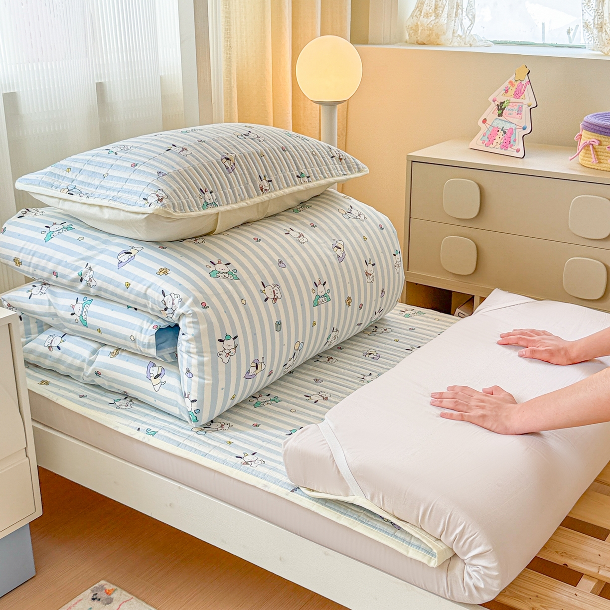 91家纺网 家纺一手货源 找家纺 沐辰 2025春夏新款A类全棉纯棉学生床床盖三件套 蓝白狗狗