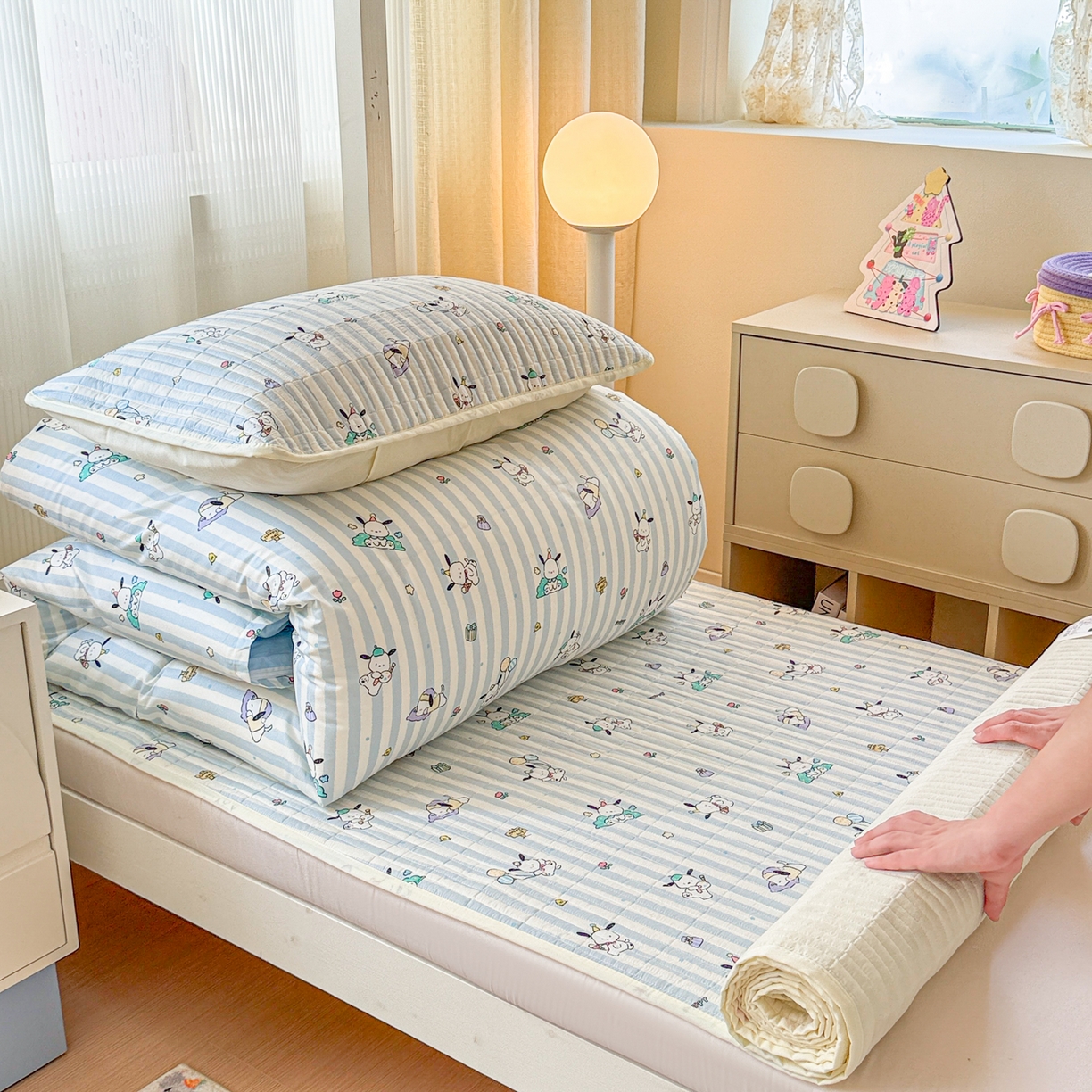 91家纺网 家纺一手货源 找家纺 沐辰 2025春夏新款A类全棉纯棉学生床床盖三件套 蓝白狗狗