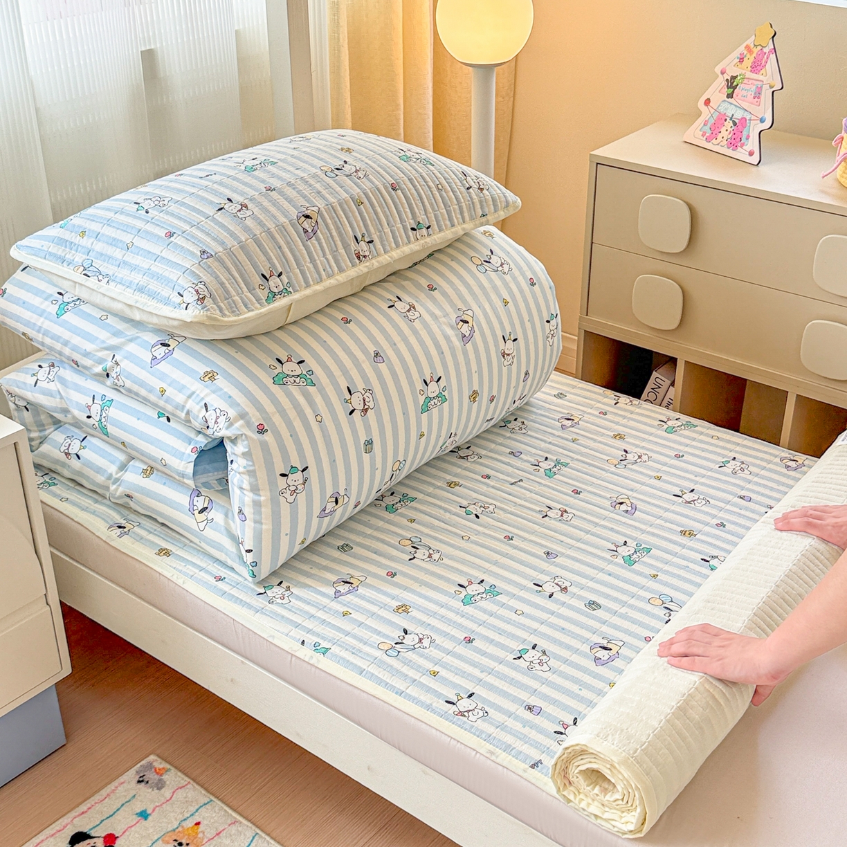 91家纺网 家纺一手货源 找家纺 沐辰 2025春夏新款A类全棉纯棉学生床床盖三件套 蓝白狗狗