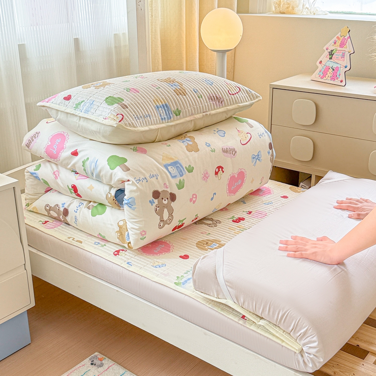 91家纺网 家纺一手货源 找家纺 沐辰 2025春夏新款A类全棉纯棉学生床床盖三件套 梦幻小狗