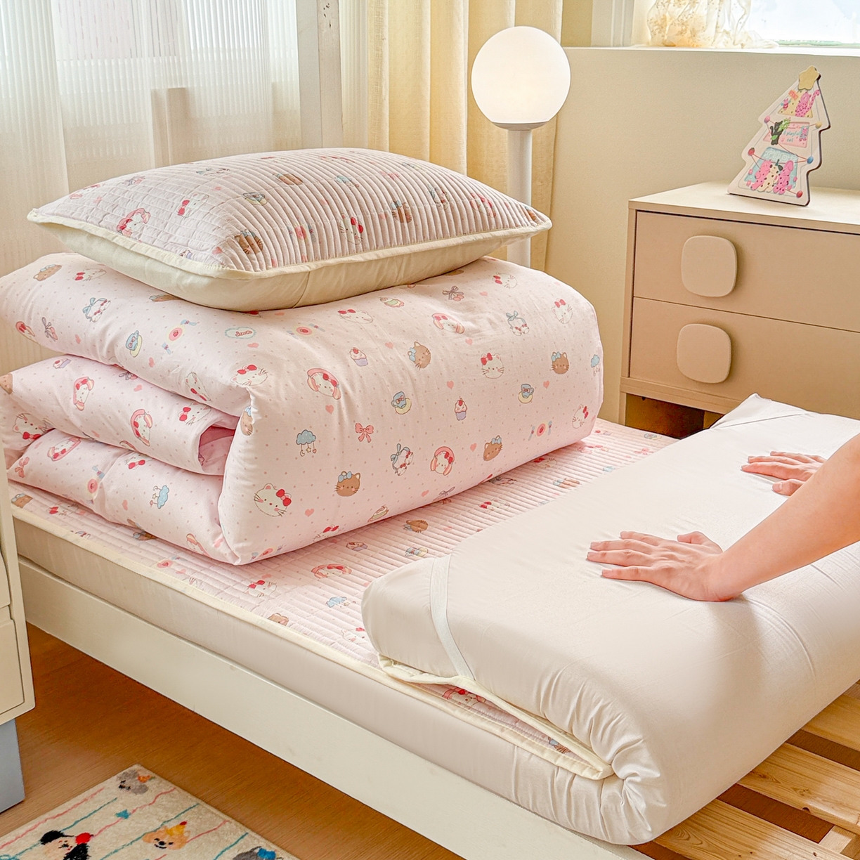 91家纺网 家纺一手货源 找家纺 沐辰 2025春夏新款A类全棉纯棉学生床床盖三件套 奶油猫咪