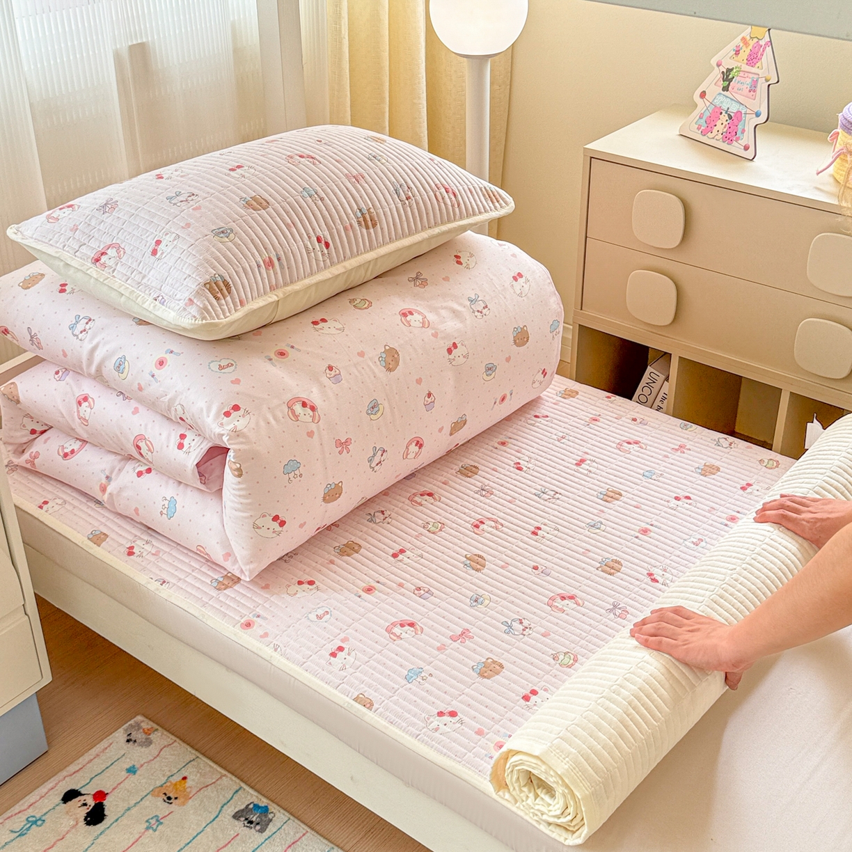 91家纺网 家纺一手货源 找家纺 沐辰 2025春夏新款A类全棉纯棉学生床床盖三件套 奶油猫咪