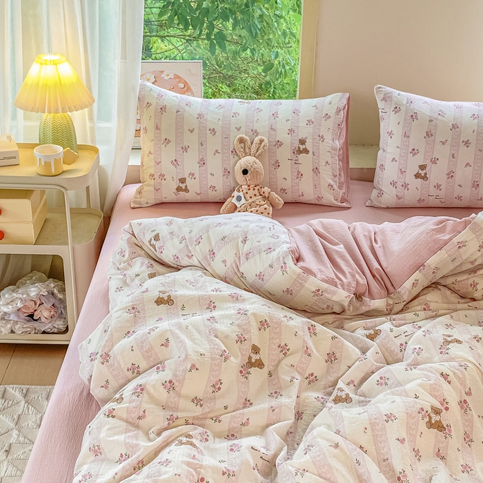 91家纺网 家纺一手货源 找家纺 雅阁尔家纺 2025新款直播小红书ins风针织提花双层纱四件套小碎花被套床笠三件套-叠拍 花园小熊