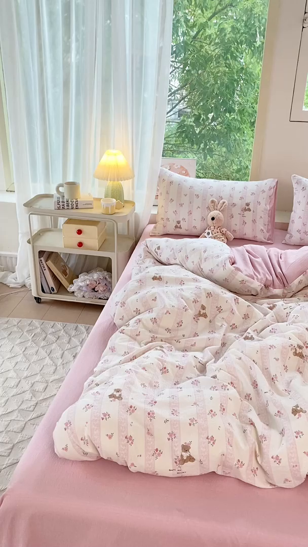 91家纺网 家纺一手货源 找家纺 雅阁尔家纺 2025新款直播小红书ins风针织提花双层纱四件套小碎花被套床笠三件套-叠拍 花园小熊