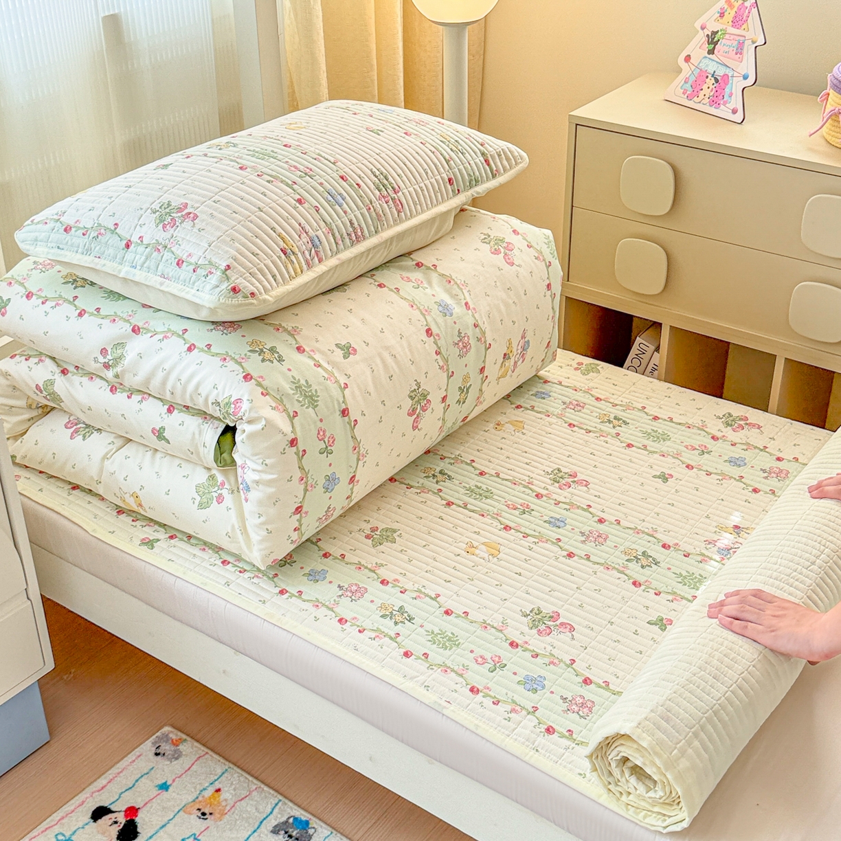 91家纺网 家纺一手货源 找家纺 沐辰 2025春夏新款A类全棉纯棉学生床床盖三件套 青葱兔