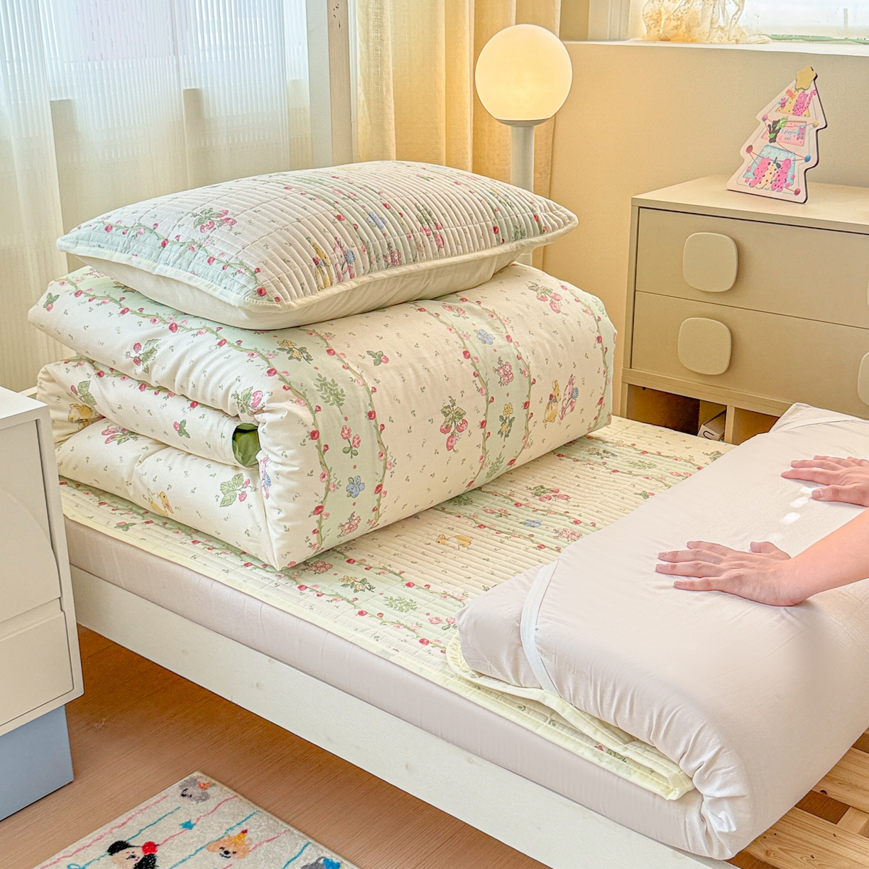 91家纺网 家纺一手货源 找家纺 沐辰 2025春夏新款A类全棉纯棉学生床床盖三件套 青葱兔