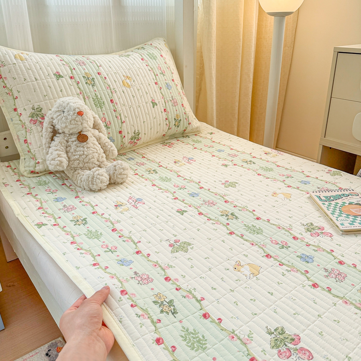 91家纺网 家纺一手货源 找家纺 沐辰 2025春夏新款A类全棉纯棉学生床床盖三件套 青葱兔