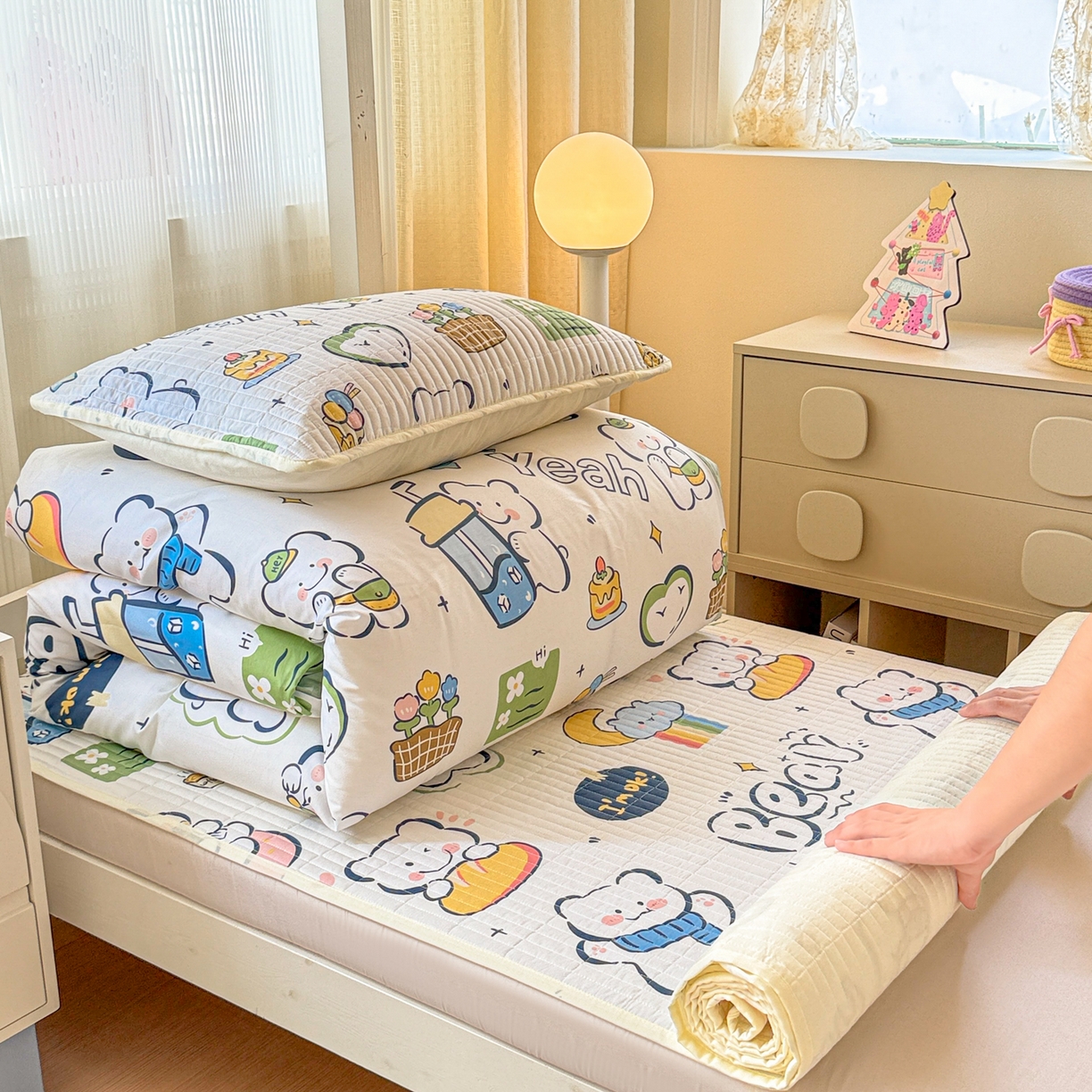 91家纺网 家纺一手货源 找家纺 沐辰 2025春夏新款A类全棉纯棉学生床床盖三件套 早安小熊