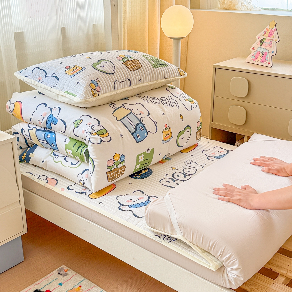 91家纺网 家纺一手货源 找家纺 沐辰 2025春夏新款A类全棉纯棉学生床床盖三件套 早安小熊