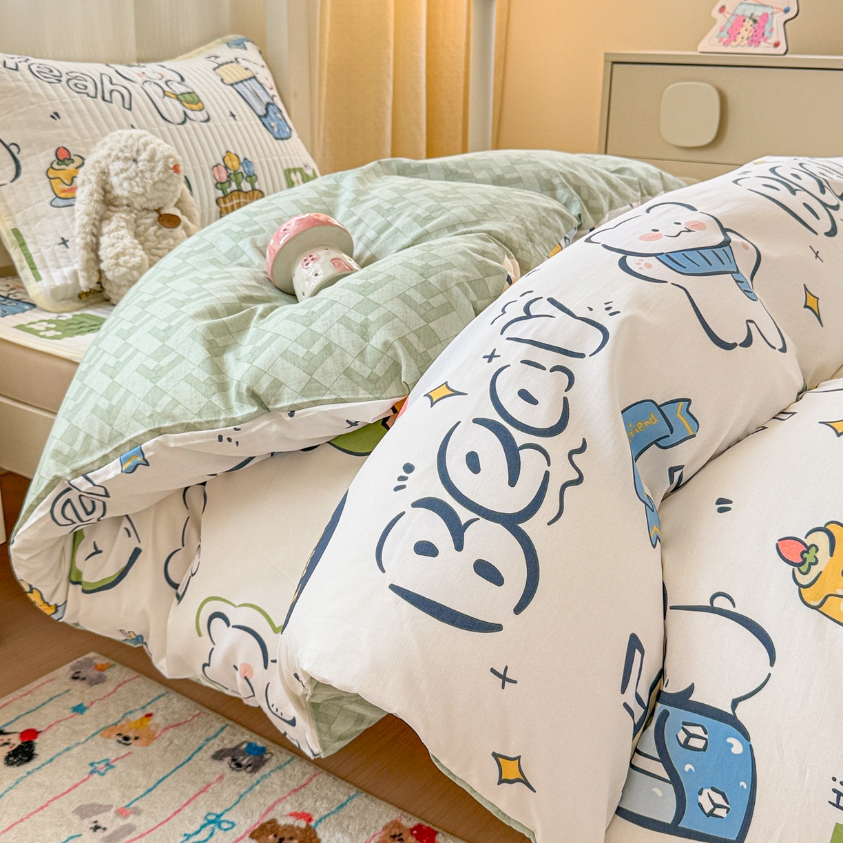 91家纺网 家纺一手货源 找家纺 沐辰 2025春夏新款A类全棉纯棉学生床床盖三件套 早安小熊