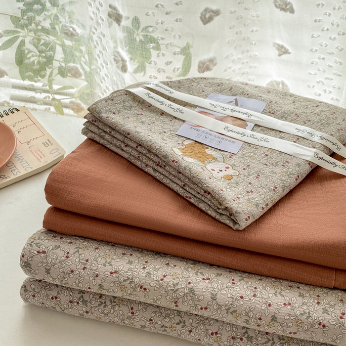 91家纺网 家纺一手货源 找家纺 雅阁尔家纺 2025新款直播小红书ins风针织提花双层纱四件套小碎花被套床笠三件套-叠拍 元素小熊