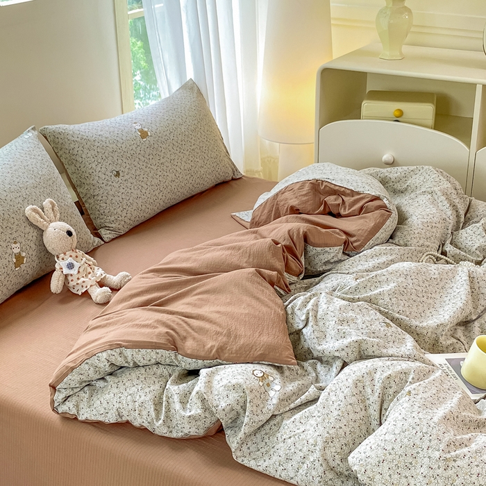 91家纺网 家纺一手货源 找家纺 雅阁尔家纺 2025新款直播小红书ins风针织提花双层纱四件套小碎花被套床笠三件套-叠拍 元素小熊