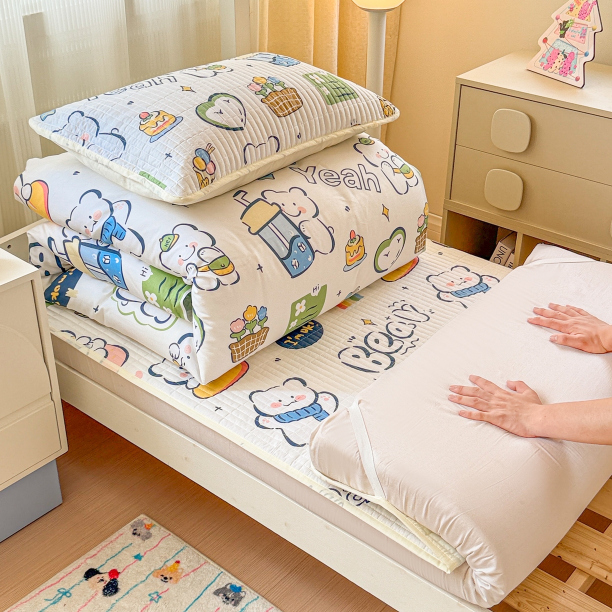 91家纺网 家纺一手货源 找家纺 沐辰 2025春夏新款A类全棉纯棉学生床床盖三件套 早安小熊