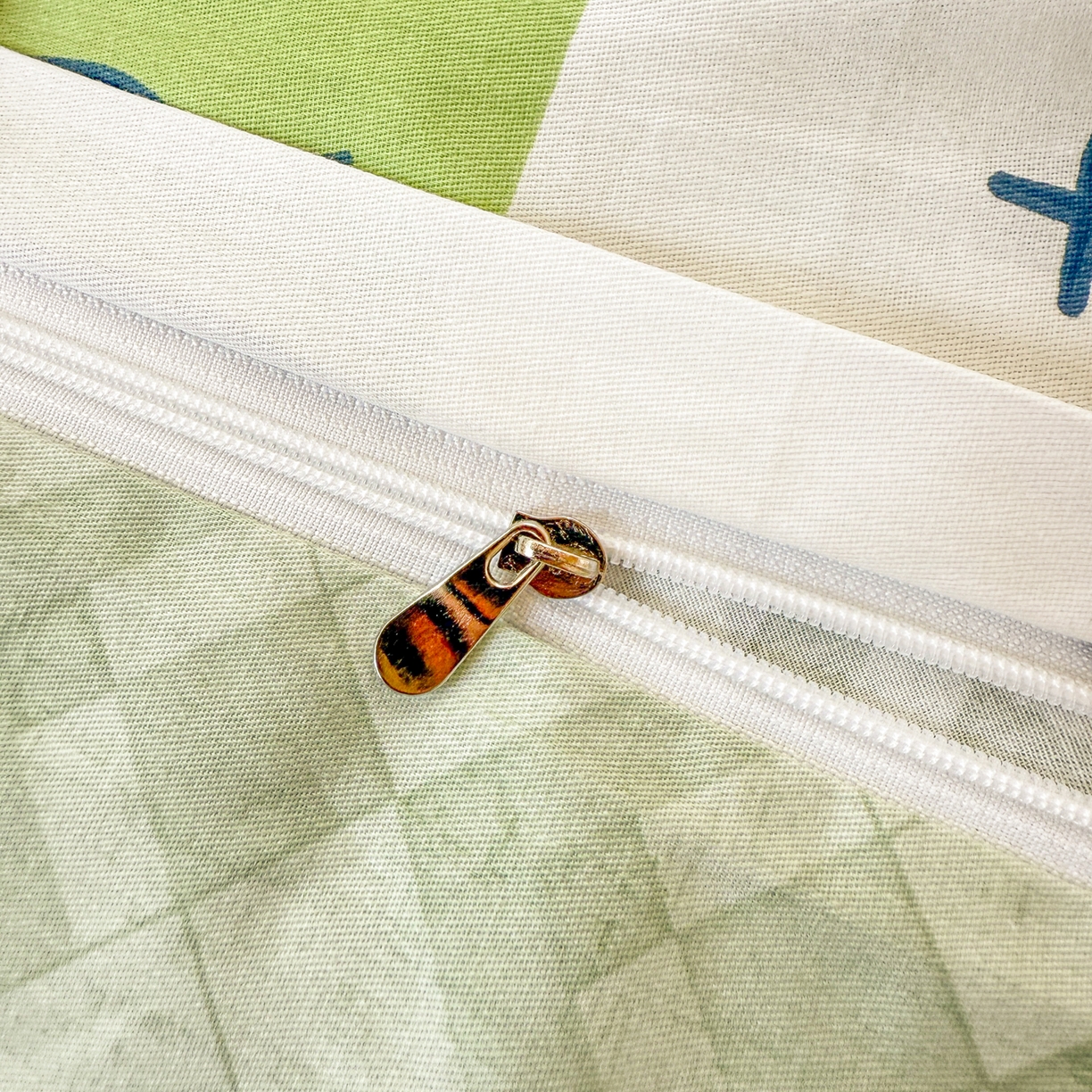 91家纺网 家纺一手货源 找家纺 沐辰 2025春夏新款A类全棉纯棉学生床床盖三件套 早安小熊