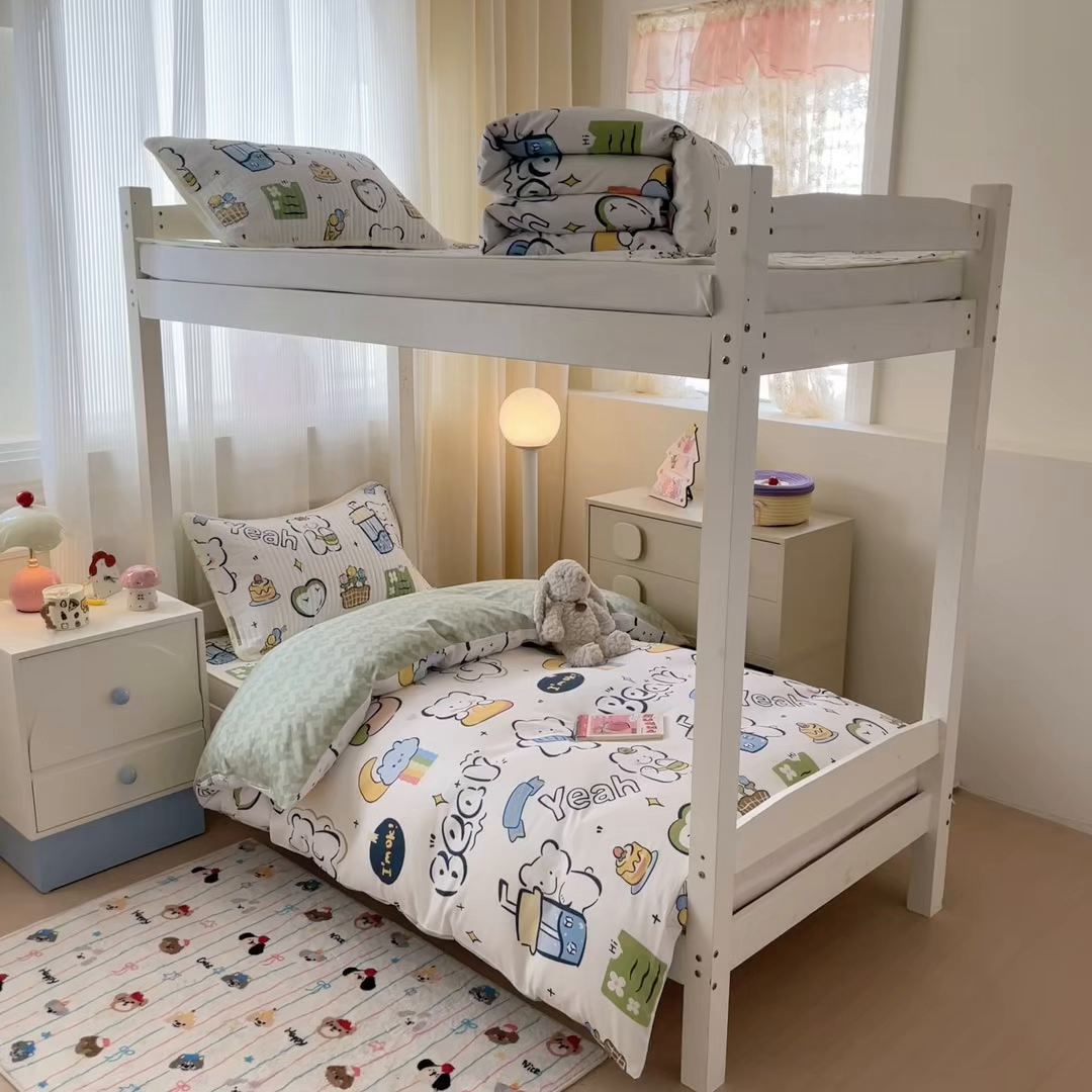 91家纺网 家纺一手货源 找家纺 沐辰 2025春夏新款A类全棉纯棉学生床床盖三件套 早安小熊