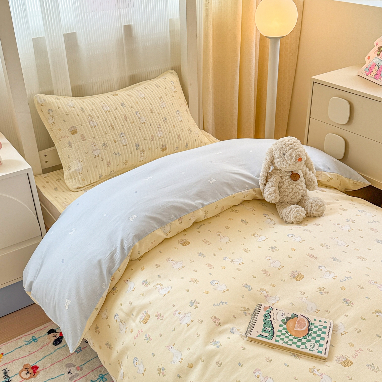 91家纺网 家纺一手货源 找家纺 沐辰 2025春夏新款A类全棉纯棉学生床床盖三件套 庄园小鸭