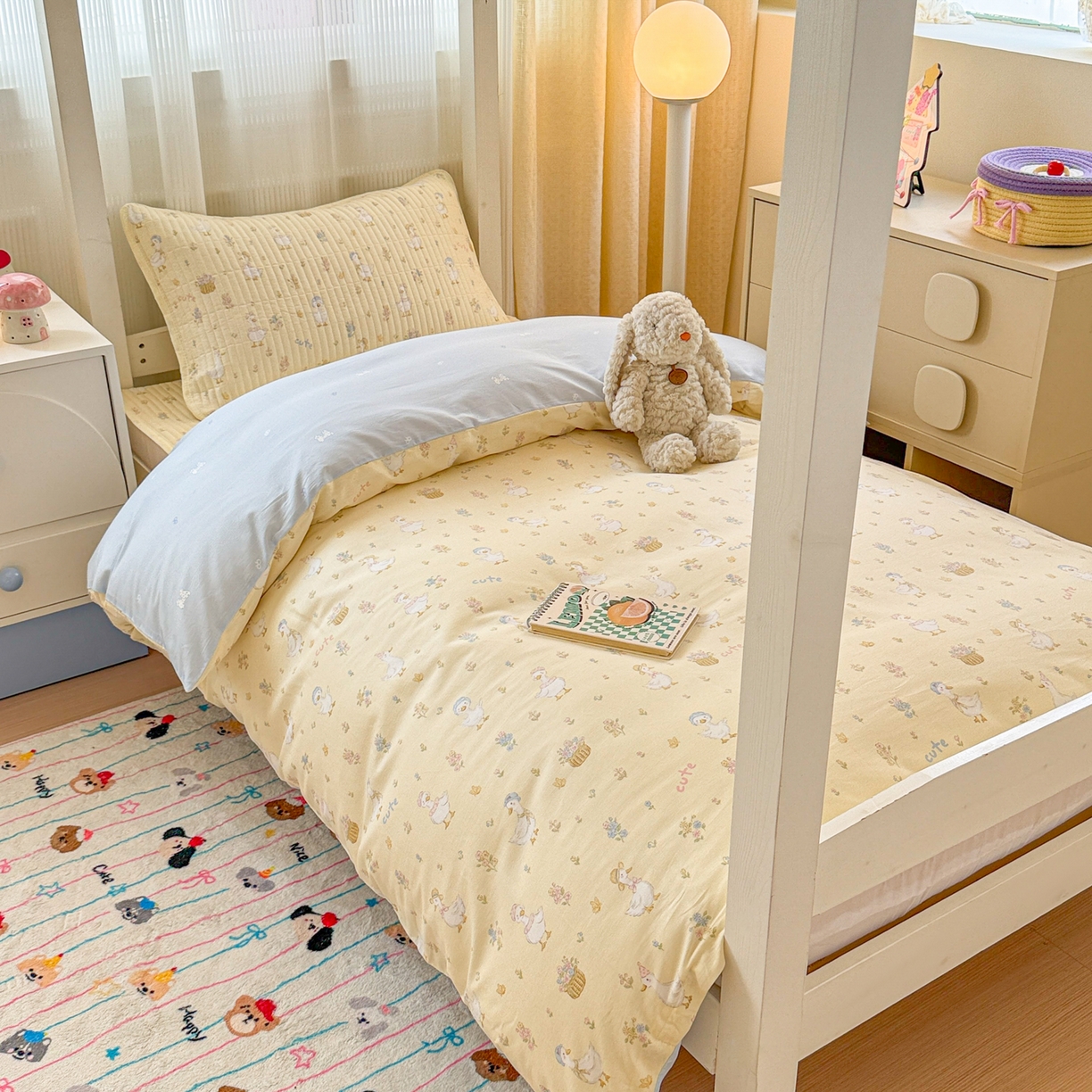 91家纺网 家纺一手货源 找家纺 沐辰 2025春夏新款A类全棉纯棉学生床床盖三件套 庄园小鸭